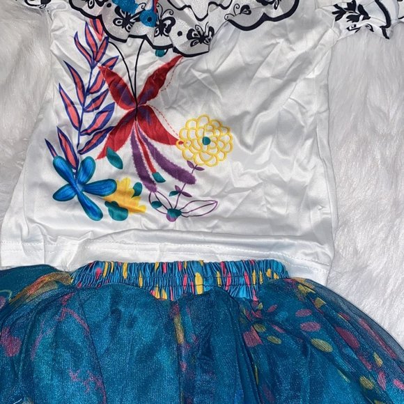 - Mirabel Madrigal Cosplay - Picture 5 of 8